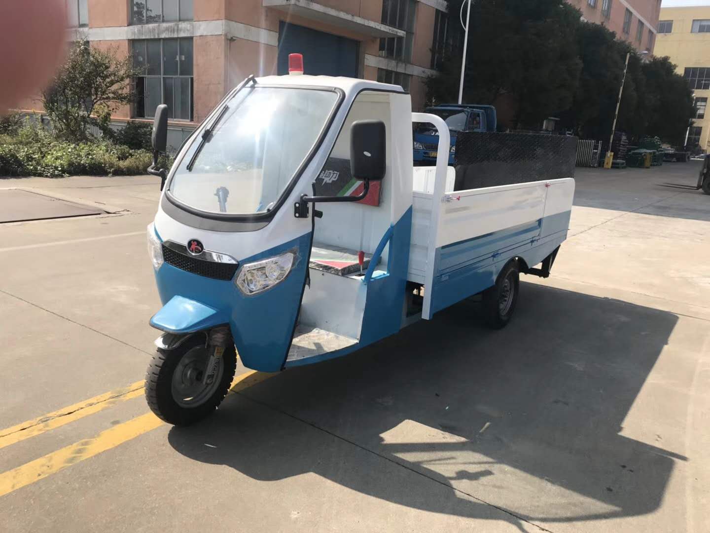 电动三轮六桶清运车.jpg