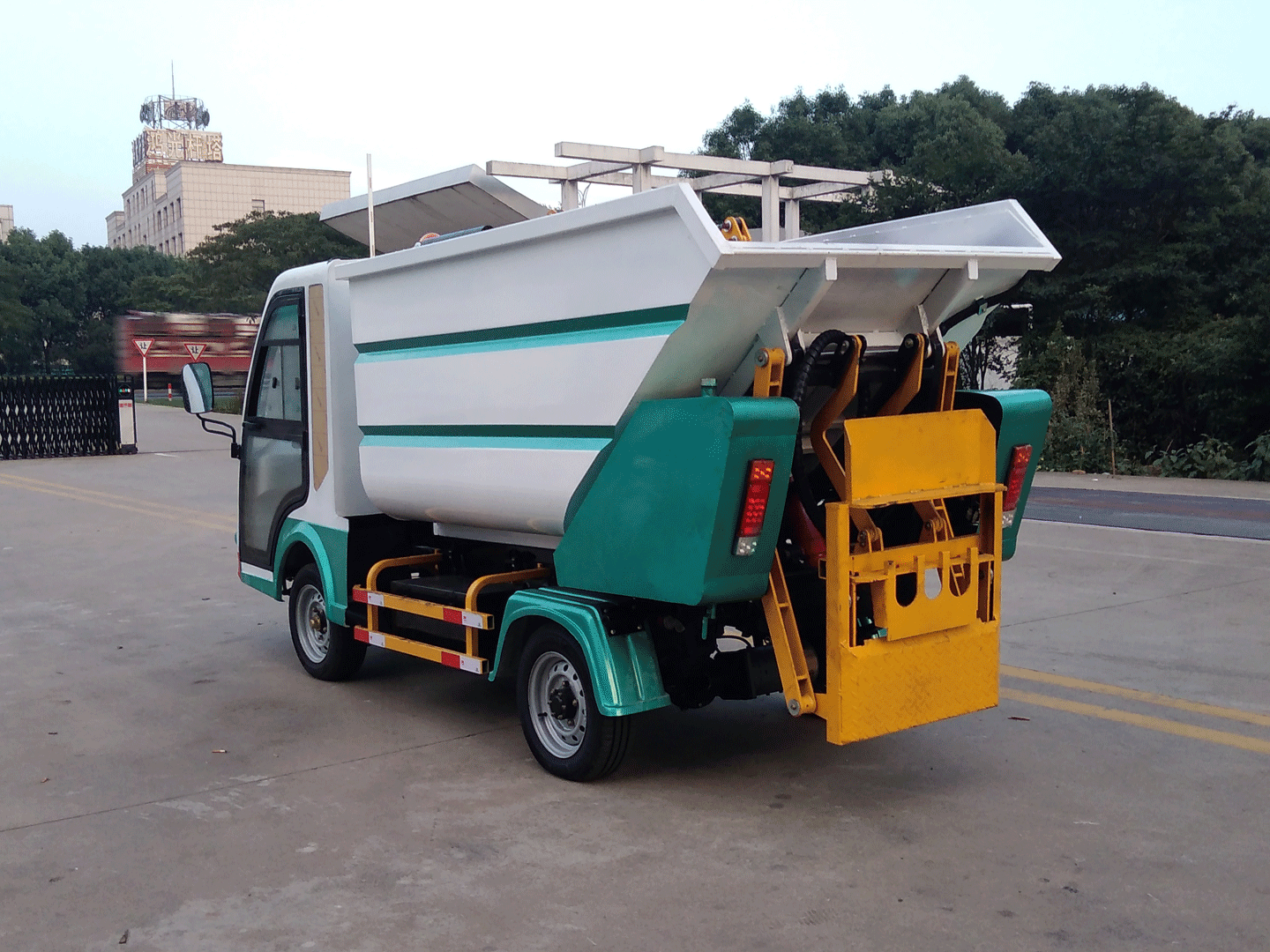 后翻式电动吊桶车.gif 后翻式电动吊桶车.gif