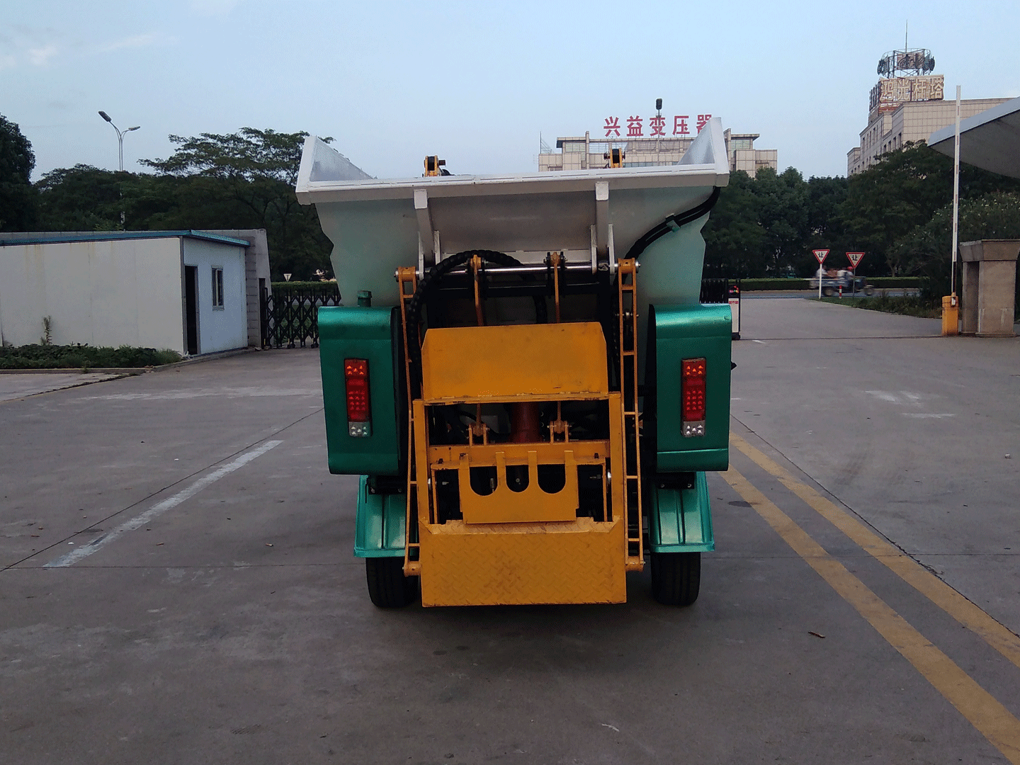 电动吊桶车价格.gif 电动吊桶车价格.gif