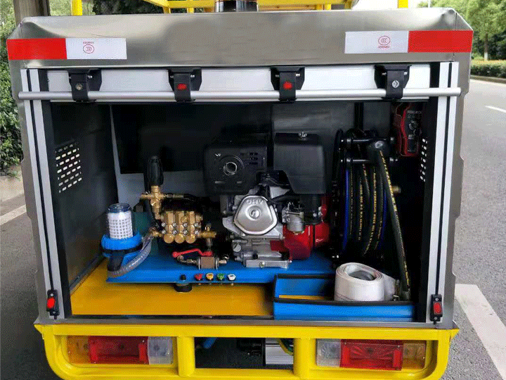 小型四轮清洗车.gif 小型四轮清洗车.gif