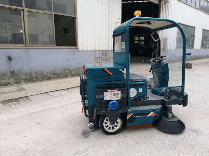 三刷扫地车.jpg 三刷扫地车.jpg