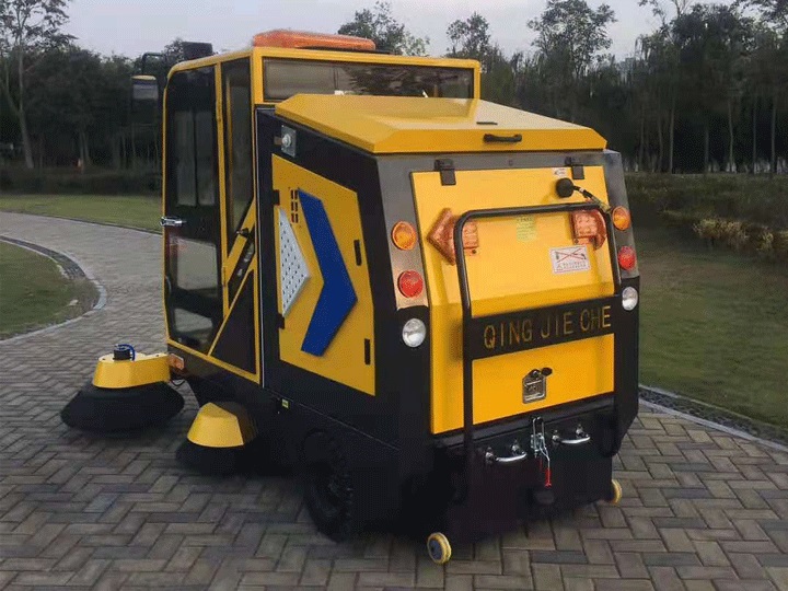 三轮扫地车.jpg 三轮扫地车.jpg