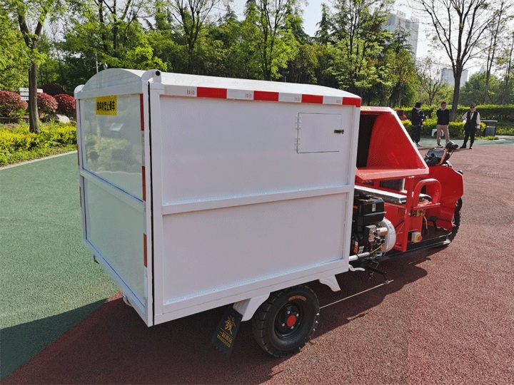 树枝粉碎车.jpg 树枝粉碎车.jpg